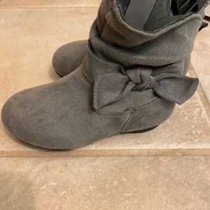 Girls Gray boots, brand new with tags